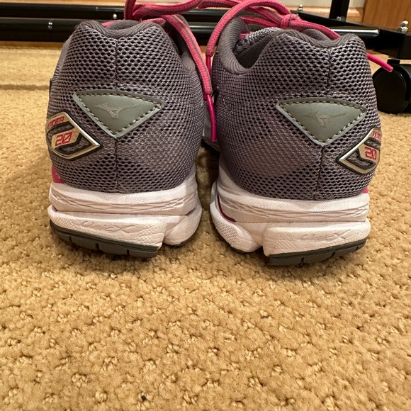 NWOT: Women’s brand new Mizuno running shoe- size 7.5 - Picture 3 of 6